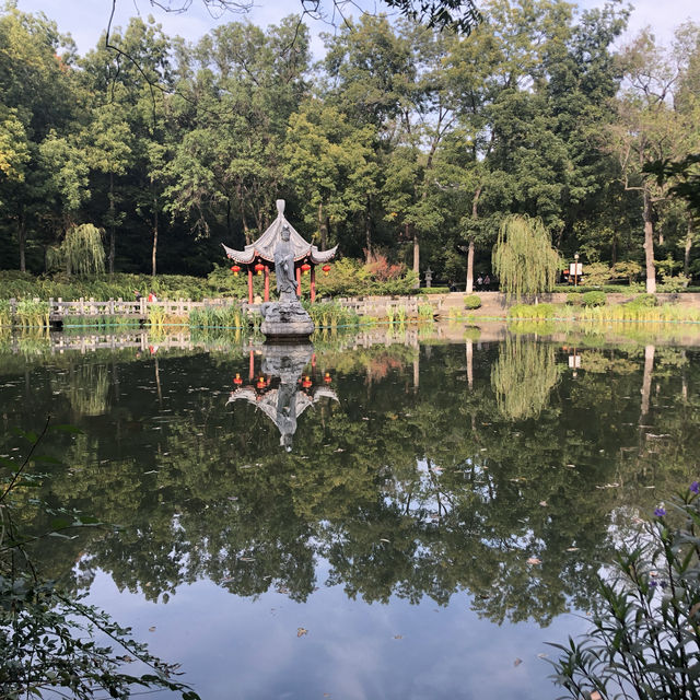 《紅楓與古剎：棲霞山的秋日私語》