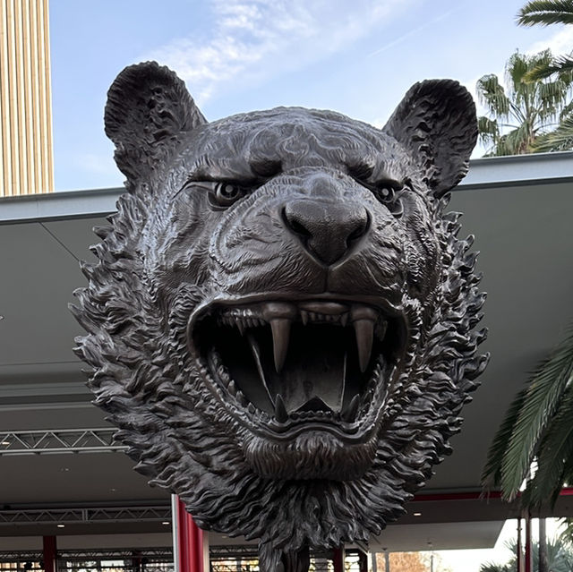 洛杉磯日落觀賞點：LACMA 的 Levitated Mass