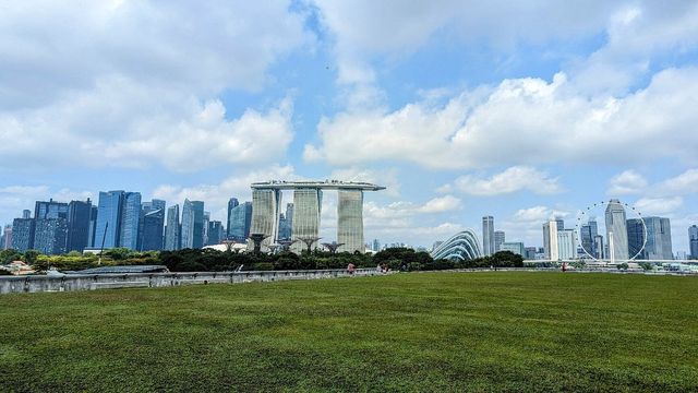 4.The most romantic places for free date in Singapore ( Late evening @ Marina Barrage )