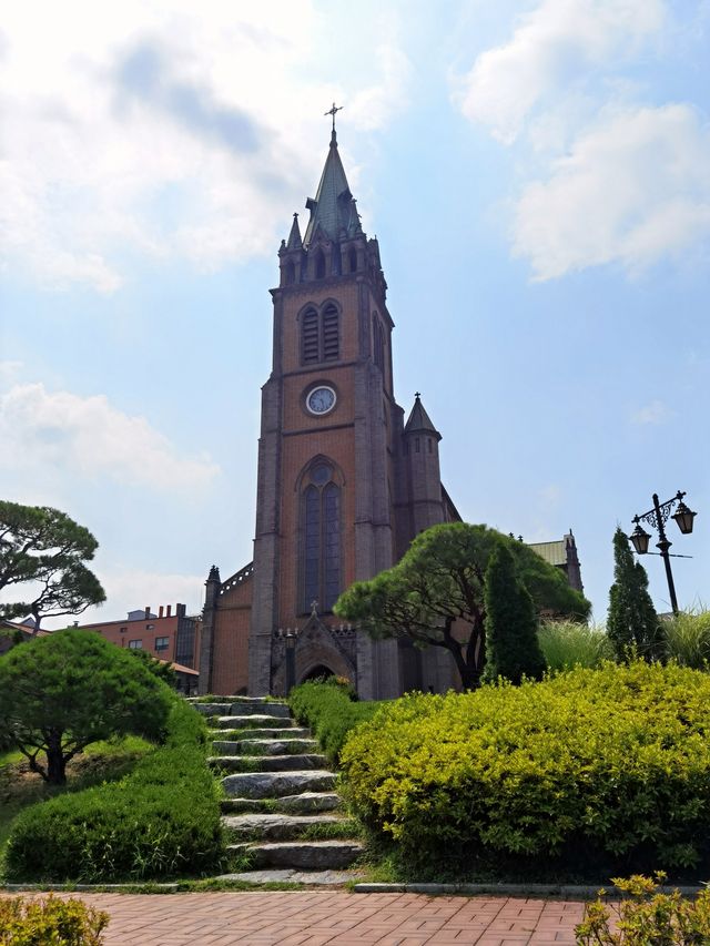 明洞聖堂：雖然身處鬧市街區，卻遠離喧鬧，靜謐安祥