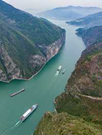 登臨三峽之巔輕舟已過萬重山