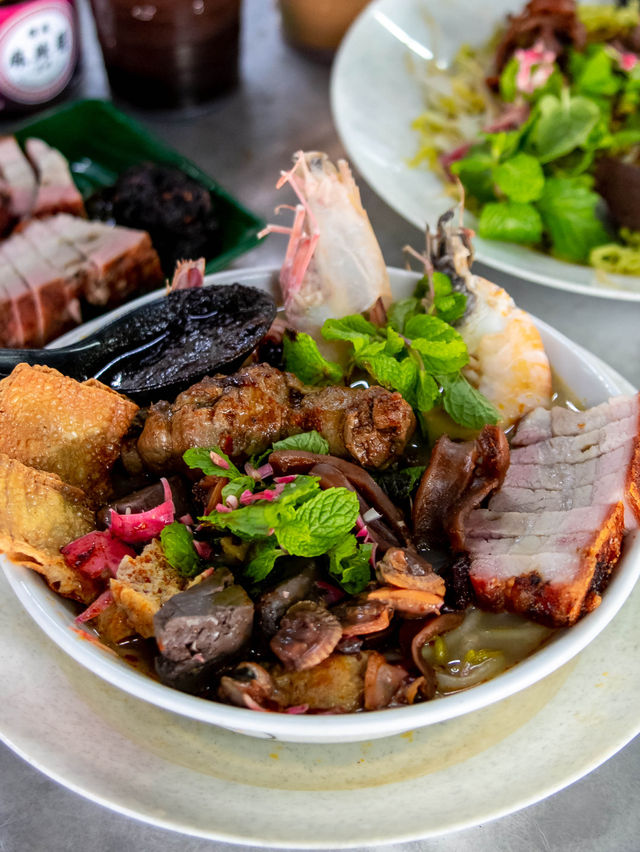 Lao Mu Zi Curry Mee, is a renowned eatery in Penang