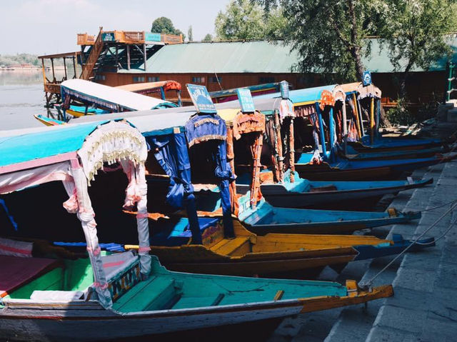 ล่องเรือกลางแม่น้ำที่ศรีนาการ์ 