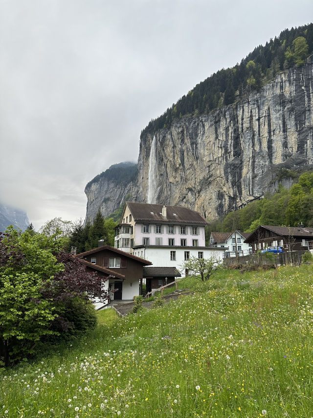   A Swiss Icon: The Breathtaking Staubbach Falls Experience 🇨🇭