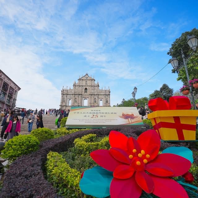 Macao Sets up Decorations to Celebrate 25th Anniversary