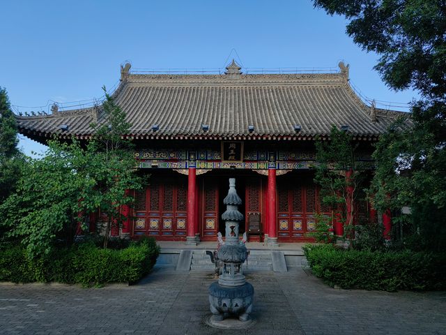 周祖陵景區位於甘肅省慶陽市慶城縣城東山，國家AAAA級旅遊景區，因山頂有一座著名的墓冢——周先祖不窋（bu zhu）陵而得名