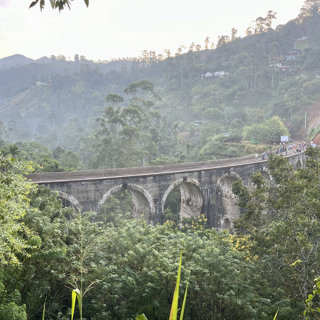 Experience the Majestic Nine Arch Bridge in Ella 🌿