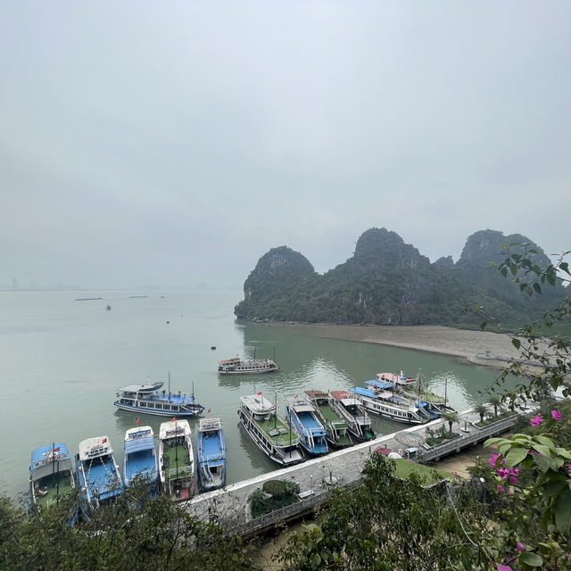 🌊🚤 探索下龍灣的水上桂林，體驗壯麗的海上奇觀！🌅✨