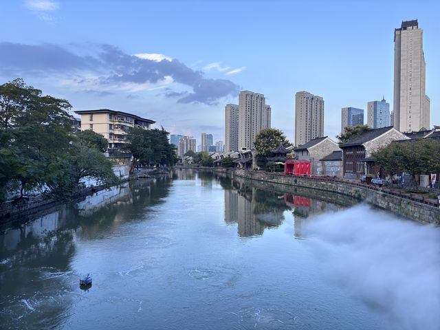 穿越百年的街市——南塘老街屬寧波八大歷史街區之一。