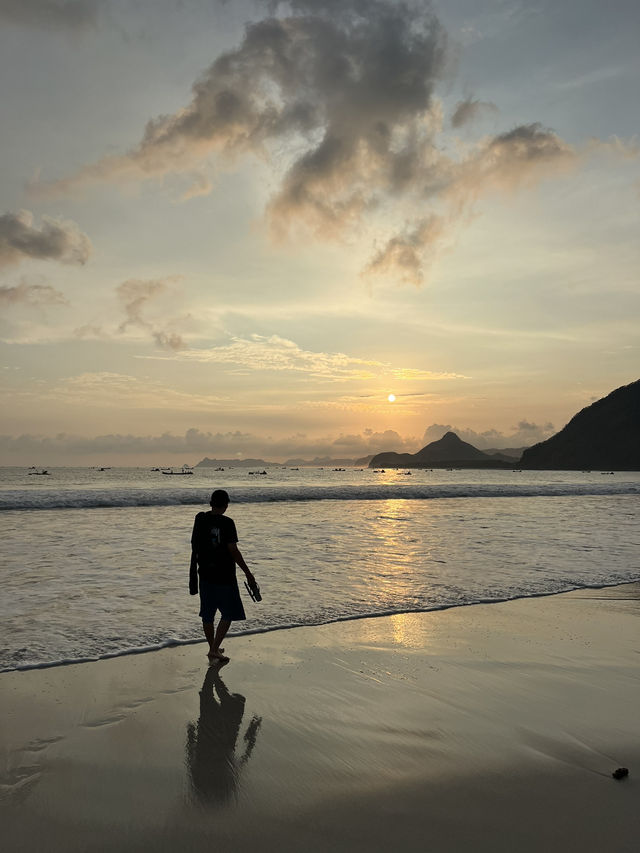 Selong Belanak at Sunset is Beautiful in Lombok 🇮🇩