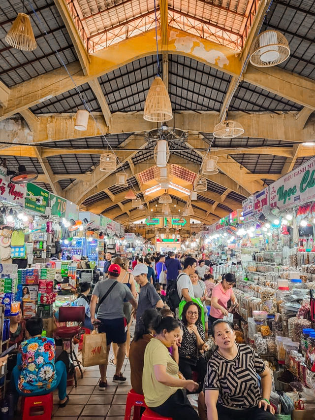 A Vibrant Weekend at Ben Thanh Market