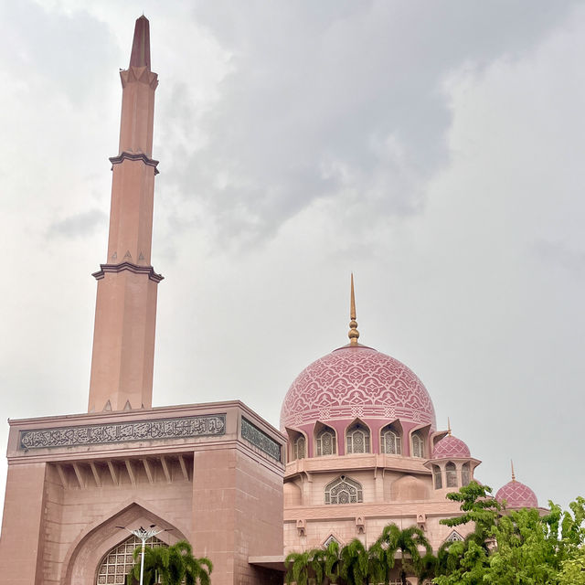 😍 The stunning pink mosque in Kuala Lumpur 🌸