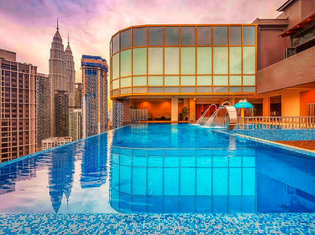 🇲🇾 Sky-High Relaxation: Dive into Ibis KL’s Infinity Pool