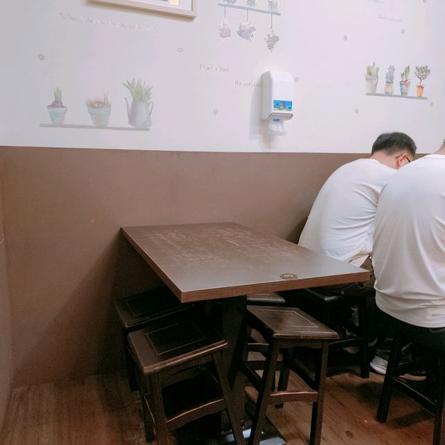 新開張主打咖哩飯既小店