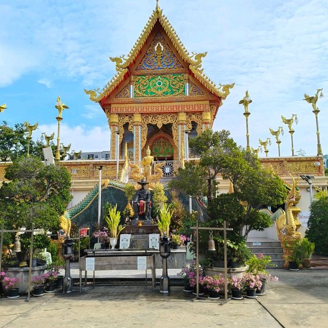 พามาทำบุญไหว้พระวัดอมรคีรี