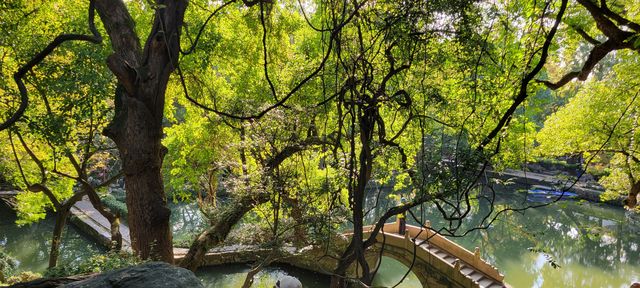 綺園：水隨山轉，山因水活。