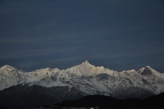 梅里雪山日照金山。