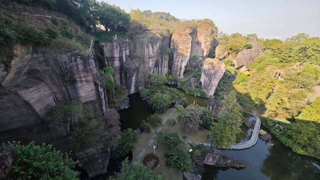 壯觀、神奇的蓮花山燕子岩