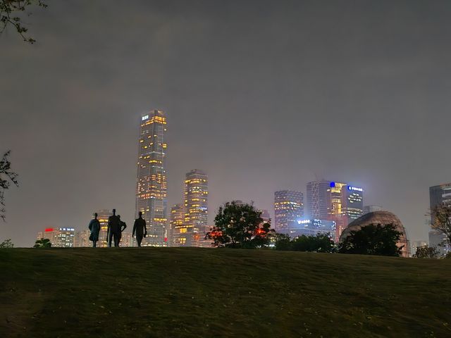 天啊，3外星人來到深圳人才公園。