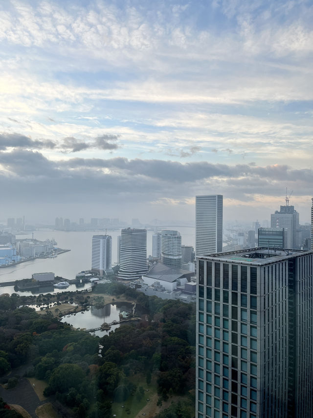 東京湾を臨むゆったり空間、コンラッド東京のエグゼクティブベイビュールーム