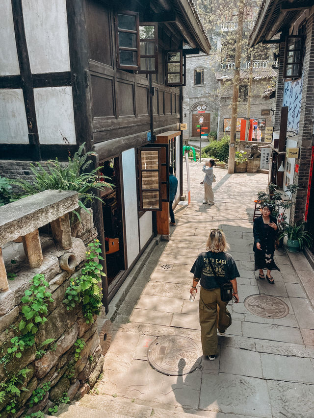 Exploring Longmenhao Old Street in Chongqing 🇨🇳