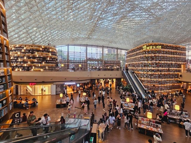 The magnificient Starfield Library at COEX