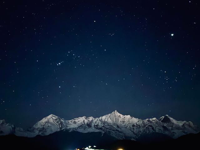 梅里雪山日照金山。