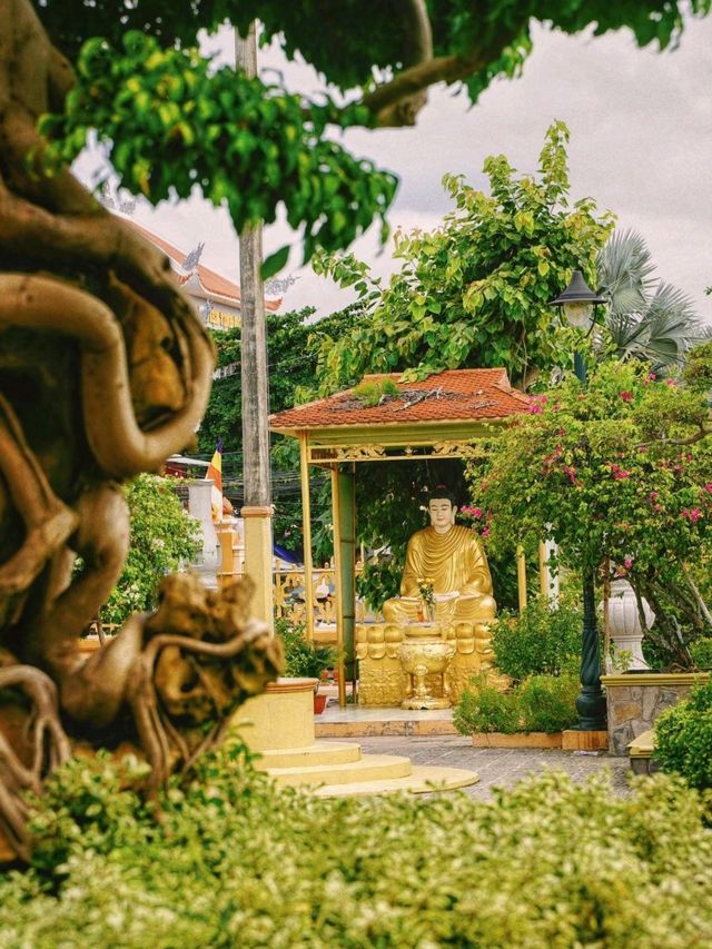 Huge sleeping Buddha in Vinh Trang Temple😁😍😘