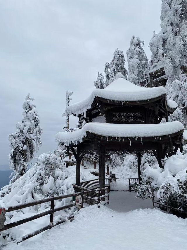 ]。以下是瓦屋山的遊玩攻略：