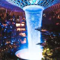 World's tallest indoor waterfall in Jewel Changi 🇸🇬