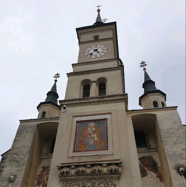 🏰✨ Discover the Enchanting Biserica Sfântul Nicolae in Brasov! 🌄🛡️


