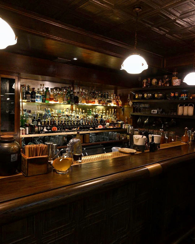 Dive into London's Bar Scene with Us!