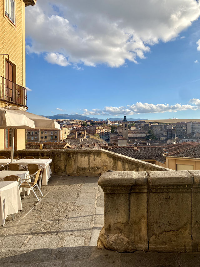 Enjoying Cochinillo at Restaurante El Bernardino in Segovia 🐷🍽️