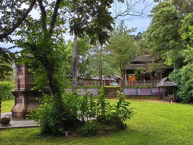 位於芒景村芒洪大寨入口的台地上，曾是芒洪佛寺舊址，現僅存一座八角塔，為全國重點文物保護單位"景邁古茶園"文物建築