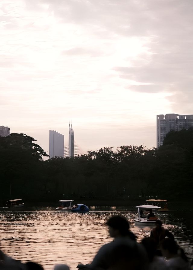 夕陽西下，東山湖公園的晚霞和日落，讓你感受大自然的美麗