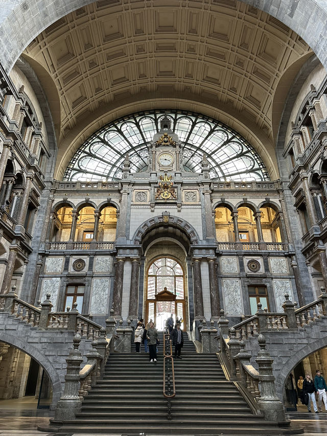 Have you seen more marvellous train station than this?