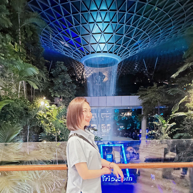 World's tallest indoor waterfall in Jewel Changi 🇸🇬