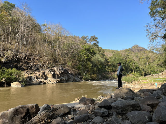 กางเต็นท์ เดินป่าชมผาหินจูบกันที่ออบหลวง