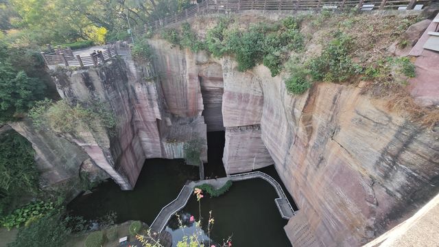 壯觀、神奇的蓮花山燕子岩