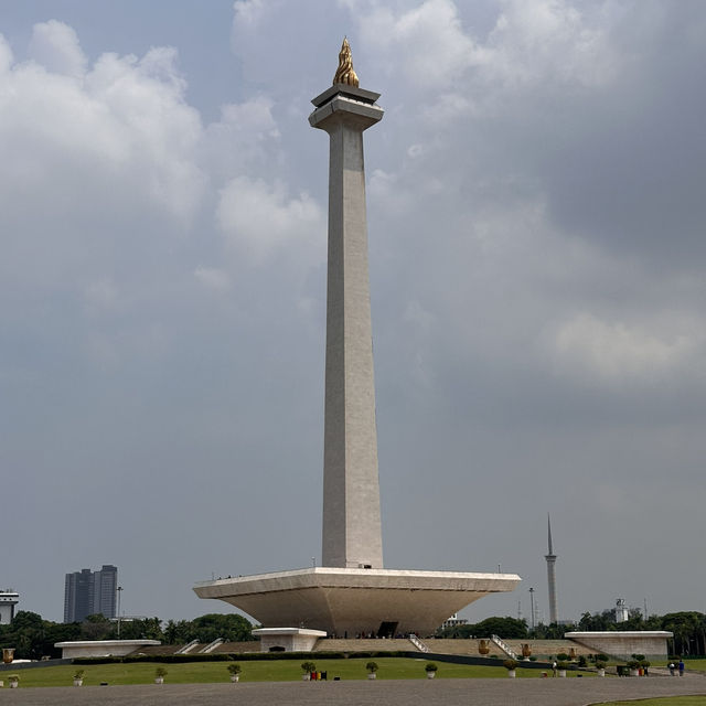 Jakarta: A Vibrant Mix of Tradition and Modernity! 🏙️✨