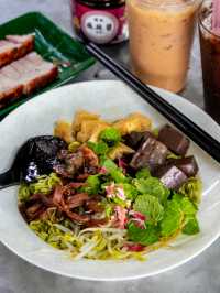 Lao Mu Zi Curry Mee, is a renowned eatery in Penang