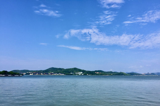 財神爺在湖邊釣過魚，這片水太招財了