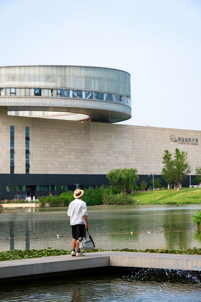 這真不是國外！就在長沙的藝術館天鵝湖畔