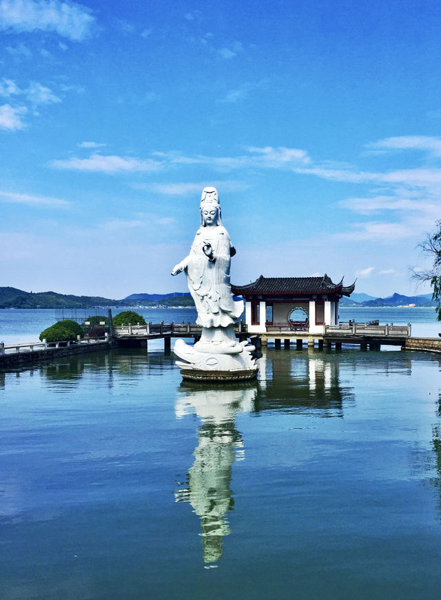 財神爺在湖邊釣過魚，這片水太招財了