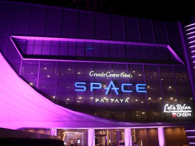 เที่ยวพักโรงแรมอวกาศ Space Pattaya 