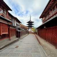 Vibrant Yasaka Shrine: Kyoto's Iconic Landmark