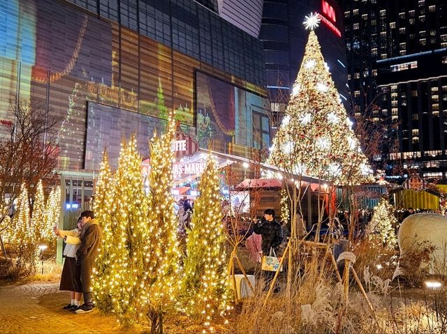 A Christmas decoration at Lotte World Mall