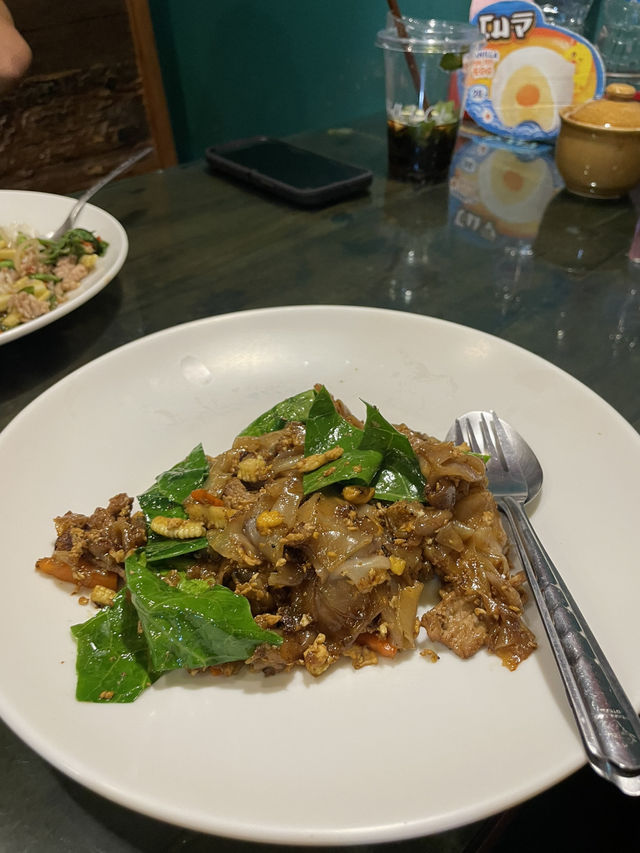 Flavors with a Twist: Earl Thai’s American Vibes in Ayutthaya!