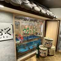 【大阪・東梅田】生簀の鮮魚で釣り上げ即味わえる体験型居酒屋「海鮮酒場 うおぷく」