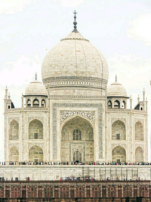 Love Overwhelms at Taj Mahal